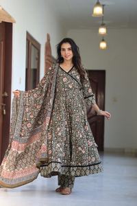 Nuevo Conjunto de Kurta Tradicional India de Algodón Estampado a Mano con Diseño Floral Ligero en Color Índigo para Fiestas, Ropa Étnica al por Mayor para Exportación - Product Image 4