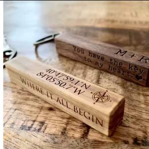 Vente en gros de porte-clés en bois de noyer rectangle gravé sur mesure logo vierge fait à la main cadeaux personnalisés pour sacs à dos porte-clés - Product Image 6