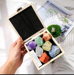 Sept morceaux de pierres précieuses naturelles Chakra avec bâton de sélénite avec boîte en bois - Product Image 1