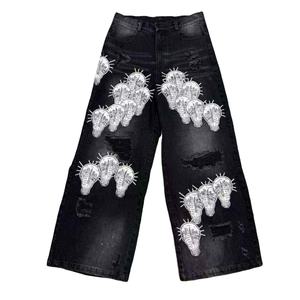 El arte clásico se une al estilo moderno con nuestro intrincado trabajo de bordado floral, que se presenta en esta pantalona vaquera premium. - Product Image 3