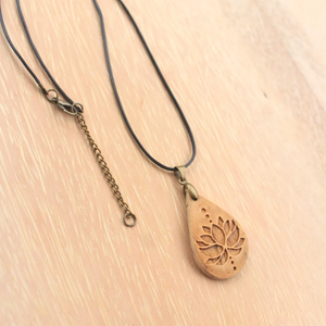 Collar Lágrima de Cáscara de Coco con Diseño de Loto-Hecho a Mano y Ecológico | Viet Fargimex - Product Image 4