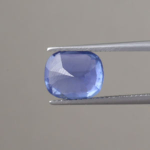 พลอยไพลินสีน้ำเงินธรรมชาติ รับรองโดย IGI ขายส่ง |   ทรงคุชชั่น 10.5x9 มม. |   อัญมณีไพลินสีอ่อน 5.15 กะรัต สำหรับทำเครื่องประดับ | - Product Image 3