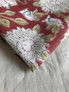 Tissu en coton imprimé à la main, base marron, motif floral indien traditionnel de plantes grimpantes et de vignes - Product Image 3