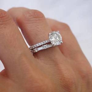 Banda de oro blanco sólido de 14K con baguette 0,81 TC y anillo de bodas a juego de media eternidad con diamante de moissanita redondo para ella - Product Image 2