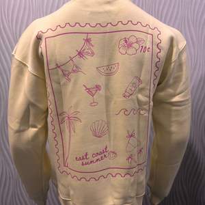 เสื้อสเวตเชิ้ตผ้าคอตตอนผ้าคอตตอนผ้าฟลีซปักลายหน้าจอสีครีม450 GSM ทำตามสั่ง - Product Image 4