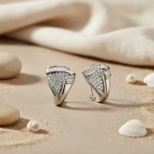 Boucles d'oreilles élégantes en argent et diamants pour femmes, une option de cadeau de bijoux élégante - Product Image 1