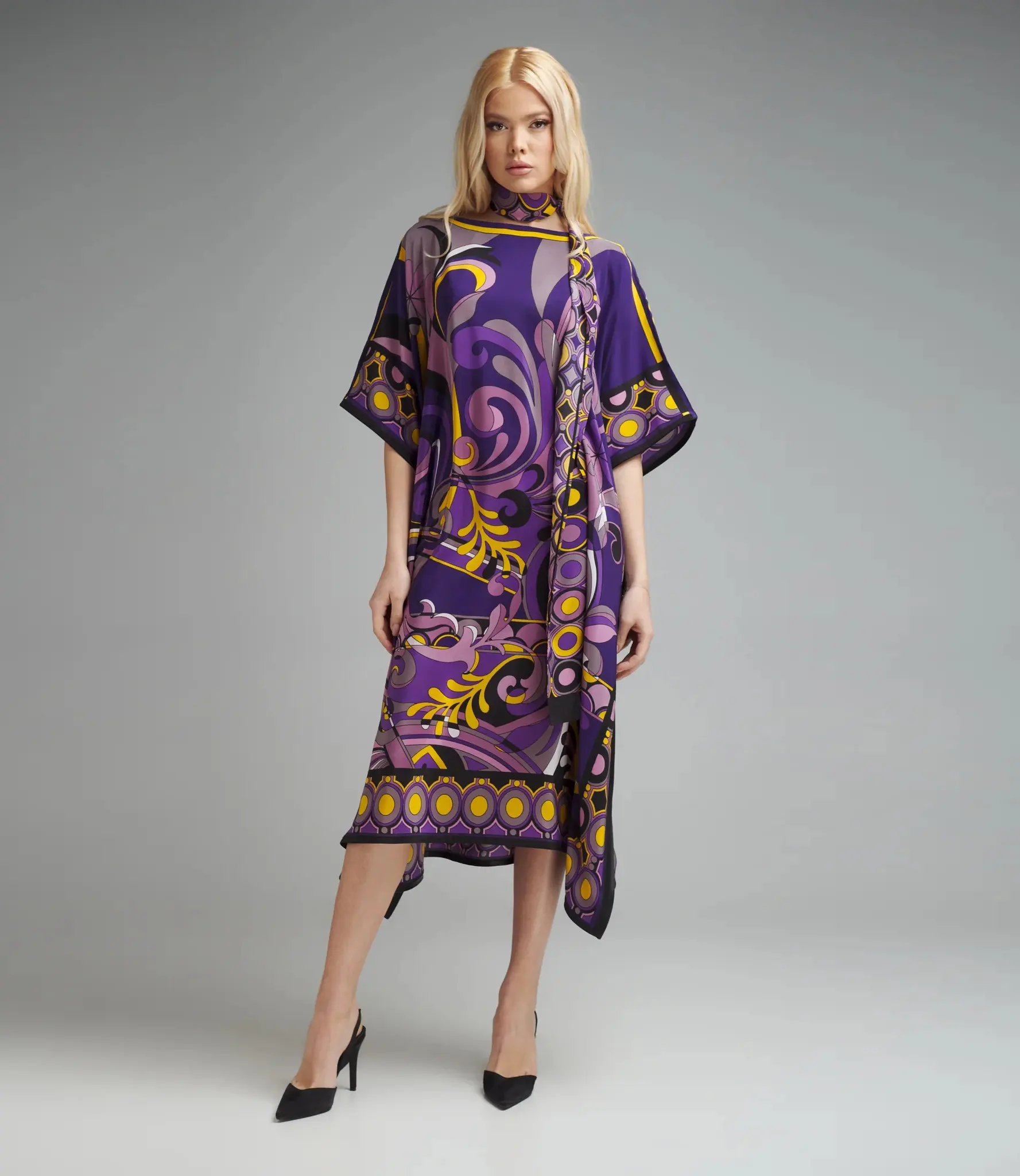 Элегантное женское платье-кафтан с абстрактным принтом и стразами с асимметричным подолом и высоким вырезом