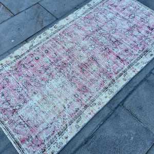 Alfombra vintage de 2.6x5.2 pies (80x157 cm), alfombra turca marroquí rosa - Product Image 3