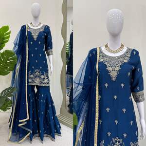 Buscando este hermoso traje de diseñador del mismo color en tela Heavy Chinon con interior y trabajo de hilo y secuencia y Sharara - Product Image 1