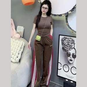 Ensemble deux pièces élégant avec t-shirt confortable et pantalon long rayé-parfait pour les modes de vie actifs et l'usure quotidienne - Product Image 5