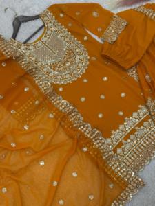 Chic 3 pièces Kurti ensemble avec Sharara et belle Dupatta avec superbe broderie séquence travail tenue de fête pour les femmes - Product Image 6