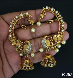 Pendientes elegantes de templo tradicional de diseñador con Jhumka y gotas de perlas | Joyería india de piedra CZ chapada en oro para mujer - Product Image 2