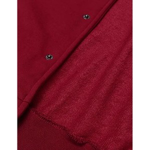 แจ็คเก็ตบอมเบอร์กันน้ำสำหรับผู้ชายแบบขายส่ง ปักโลโก้ได้ตามต้องการ แต่งขอบขนแกะ ผ้าถัก สไตล์ชุดนักศึกษา ปี 2025 - Product Image 3