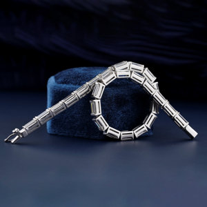 Bracelet tennis en diamants baguette cultivés en laboratoire, plaqué or blanc 14 carats, sertissage clos, diamants synthétiques - Product Image 2