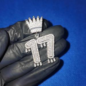 จี้มงกุฎเพชรโมอิสซาไนต์ VVS ชุบทองบนเงินแท้ 925 ประดับเพชรเต็มตัว สไตล์ฮิปฮอป ปรับแต่งหมายเลขได้ สำหรับงานปาร์ตี้ - Product Image 1