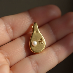 จี้รูปราศีมีนทอง 14K พร้อมไข่มุกหรูหรา สร้อยคอแบบเชื่อมสำหรับผู้หญิง ได้รับการรับรองจาก GIA เครื่องประดับสร้อยคอแบบมินิมอลสุดหรู - Product Image 1