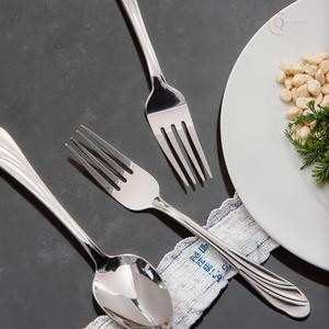 Ensemble de couverts en acier inoxydable moderne et écologique de qualité supérieure avec une finition élégante |   Couverts élégants pour la salle à manger et les fêtes - Product Image 4