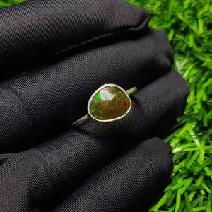 Monture de lunette en opale éthiopienne noire naturelle de 1.10 grammes Bague fine en argent sterling 925 plaquée rhodium pour les occasions de fête - Product Image 1