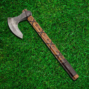 Hache viking artisanale en acier à haute teneur en carbone, gaine en cuir de qualité industrielle, manche en bois naturel, lame de coupe de 3 5/8 pouces, garantie 1 an - Product Image 3