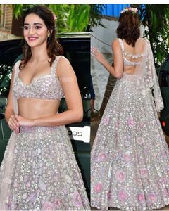 Filet doux lourd avec travail de séquence brodé femmes lehenga Choli et Dupatta disponibles au prix de gros - Product Image 3