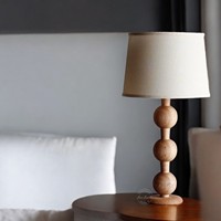 Lámpara de mesa de madera con diseño de anillo de alta calidad con pantalla de tela y pulido brillante para Decoración de mesa de habitación de niños
