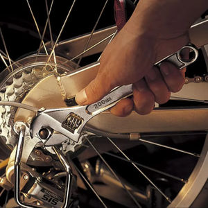 Clé à angle réglable en acier au chrome-vanadium pour utilisation automobile - Product Image 1