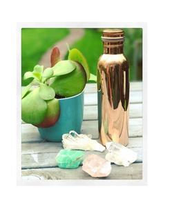 Botella de agua de cobre de la mejor calidad con beneficios de bienestar ayurvédicos y tapa a prueba de fugas para una hidratación cómoda durante todo el día - Product Image 2