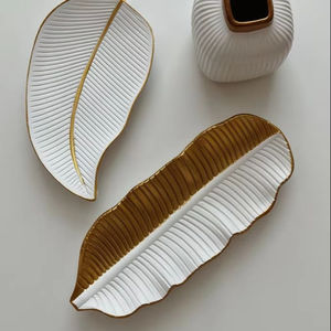 Elegante bandeja de metal para chocolate con artesanía única, ideal para mesas de postres con clase y estilismo para eventos - Product Image 1