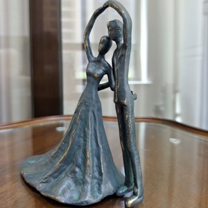 Figura Moderna de Novios, Escultura de Aluminio que Immortaliza la Elegancia y el Romance con Detalles Exquisitos y un Diseño Ecológico - Product Image 4