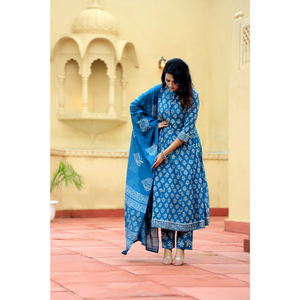 Acheter ensemble de costume Anarkali élégant avec des manches à clochettes pour un style festif Ensemble de costume Anarkali chic dans des couleurs pastel pour un mariage élégant - Product Image 4