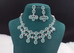 Ensemble de bijoux en pierre AD Design classique pour femmes Accessoires élégants en pierre AD pour les tenues traditionnelles disponibles à la vente - Product Image 2