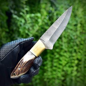 Couteau de chasse à dépecer en acier Damas fait main, manche en bois et bois de cerf, crochet à entrailles, avec étui en cuir - Product Image 1