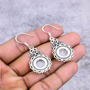 Boucle d'oreille pendante en pierre de lune naturelle de 8 mm de forme ronde pour prix de gros - Product Image 2