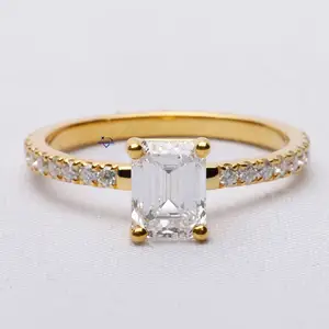 令人惊叹的14kt黄金纸牌戒指饰有祖母绿和圆形切割实验室种植的钻石，适合女性时尚