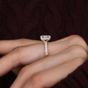 แหวนหมั้นเพชรทรงเรเดียนท์คัท ผลิตในห้องปฏิบัติการ พร้อมวงแหวนไฮโลแบบซ่อน ความใสระดับ VS1 มีตัวเลือกโลหะหลากหลาย ดีไซน์งานฝีมือที่เป็นเอกลักษณ์ - Product Image 1