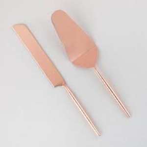 Servidor de pasteles de metal elaborado con atención al detalle para una experiencia de servicio refinada en restaurantes de alta gama. - Product Image 1