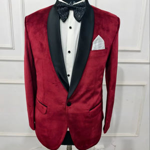 ชุดสูทกำมะหยี่สีแดงสำหรับผู้ชายชุดทักซิโด้ผ้าซาตินมีปกสีดำสำหรับเจ้าบ่าวหรืองานพรอม - Product Image 1