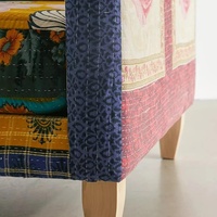 Canapé individuel de luxe en bois multicolore de style moderne, avec broderie Kantha artisanale, idéal pour la décoration des appartements, villas et salons.
