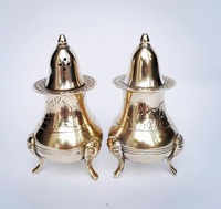 Ensemble de salière et poivrière en laiton artisanal au charme intemporel pour une utilisation traditionnelle et rustique dans la cuisine et la salle à manger