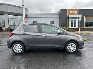 Toyota Yaris L 2015 d'occasion en excellent état, SUV 2 portes, automatique, conduite à gauche, turbo, cuir, jantes R18, toit ouvrant panoramique, feux LED - Product Image 6