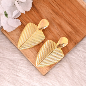 Vente en gros de 25 paires de boucles d'oreilles à clous en laiton plaqué or, élégantes et tendance, pour femmes, mariages, fêtes, anniversaires et cadeaux - Product Image 3