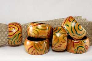 Conjuntos de brazaletes de resina de madera de diseño de alta calidad para mujeres de la India Conjuntos de brazaletes de madera Lucite Brazaletes de madera y resina vibrantes - Product Image 2