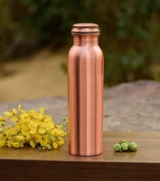 Trending New Designs 100% Bouteilles en cuivre pur Ayurveda Avantages pour la santé Verres en métal Gobelet en cuivre de qualité supérieure