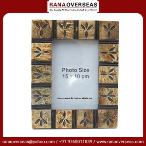 Cadre photo en bois poli avec design sculpté en deux tons pour affichage de table et décoration murale - Product Image 3