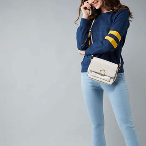Sweat-shirt confortable et fini lisse avec une forme décontractée et un toucher de tissu doux - Product Image 5