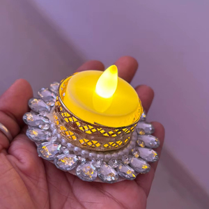 Décoration de la maison pour Diwali fête de mariage photophore Diyas indien traditionnel fait à la main métal chauffe-plat bougeoir Floral - Product Image 1