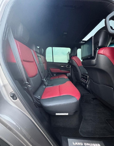 Toyota Land Cruiser 2.4L 6 cylindres 409 ch, modèle 2022 d'occasion, transmission automatique, 4x4, conduite à gauche, essence. - Product Image 5