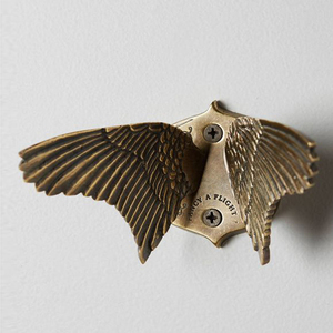 Crochet mural décoratif en laiton vintage en forme d'aile, finition dorée antique, pour vêtements, vente en gros - Product Image 1