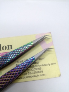 Pinzas para pestañas recubiertas de arcoíris con agarre de diamante, pinzas para pestañas con etiqueta personalizada privada de acero inoxidable de 45 grados en Pakistán - Product Image 4