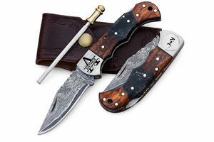 Couteau de poche pliant utilitaire à ouverture coulissante en acier de Damas de qualité industrielle avec verrouillage arrière, manche en bois et résine époxy, aiguiseur et étui en cuir - Product Image 6